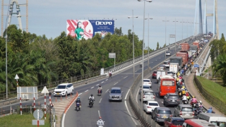 Kẹt xe kéo dài từ miền Tây lên TP Hồ Chí Minh