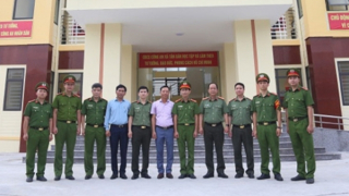 Xóm làng thêm bình yên khi Công an chính quy về xã