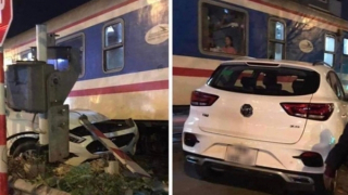 Tàu hỏa lại va chạm ô tô ở Hà Nội