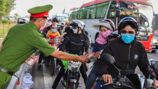 Công an Vĩnh Long phát nước suối tặng người đi đường