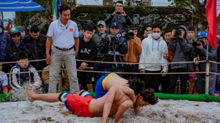 Hào hứng hội vật Thủ Lễ “lấm lưng trắng bụng” mới giành chiến thắng