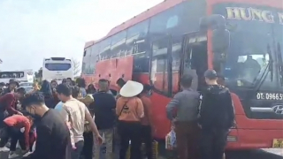 Clip xe khách "nhồi nhét" người, lại dùng tem kiểm định dởm