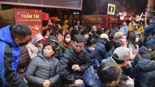 Xếp hàng từ 3h sáng chờ mua vàng ngày Vía Thần Tài