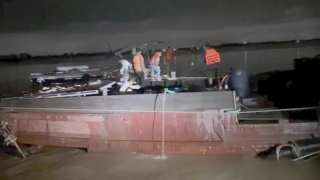 Xử lý nghiêm tình trạng khai thác cát trái phép gần khu vực cầu Mỹ Thuận