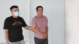 Bắt kẻ 2 lần khống chế chủ quán cà phê cướp tài sản