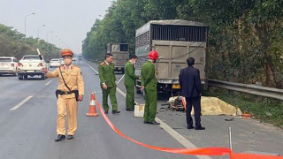 Va chạm với ô tô trên Đại lộ Thăng Long, tài xế xe máy tử vong