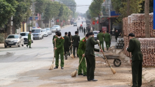 Dọn vệ sinh, bảo đảm an toàn cho du khách dự lễ hội Chùa Bút Tháp
