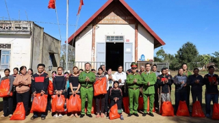 Những món quà đầu Xuân nghĩa tình với đồng bào