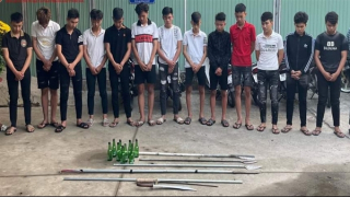 Khống chế 17 thanh niên trên đường mang hung khí đi “hỗn chiến”
