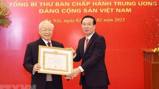 Trao Huy hiệu 55 năm tuổi Đảng tặng Tổng Bí thư Nguyễn Phú Trọng