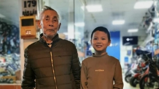 Nhặt được 19 triệu bị rơi, cháu bé lớp 5 trả lại cụ ông