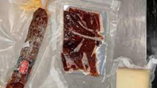 Bị trục xuất vì mang thực phẩm không khai báo vào Australia