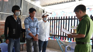 Cướp tiệm vàng lấy tiền mua bia đãi bạn nhậu