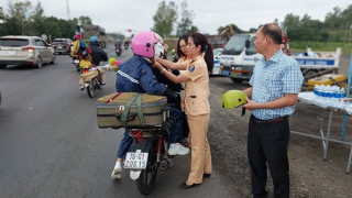Nghĩa cử đẹp của CSGT Công an Phú Yên