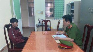 Đưa “nụ hồng” uống rượu khai xuân say xỉn rồi “xin lộc”