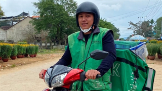 Nghị lực chàng shipper người dân tộc HRE đỗ đại học Công an