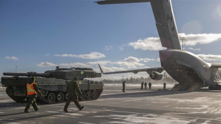 Siêu tăng Leopard 2 đầu tiên lên máy bay sang Ukraine