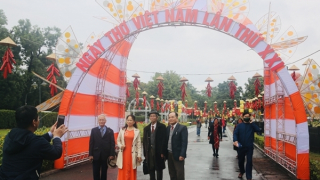 Khách du xuân háo hức khám phá không gian tổ chức Ngày thơ Việt Nam