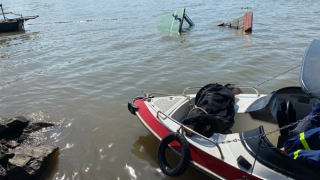 Va chạm với sà lan, thuyền máy chở 12 khách lật úp xuống sông