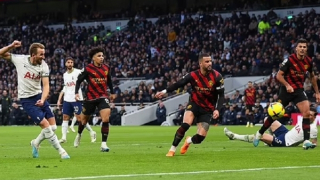 CĐV Arsenal sung sướng vì bàn thắng của Harry Kane