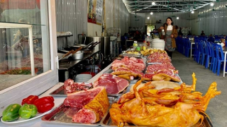 Chó, mèo, bê... xảo thuật thành đặc sản thú rừng!