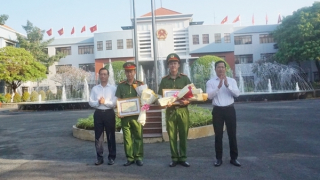 Khen thưởng 4 tập thể phá nhanh vụ trộm hơn 100 lượng vàng