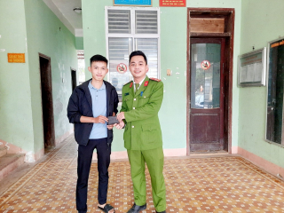 Tân binh CAND nhặt được ví tiền tìm trả người đánh rơi
