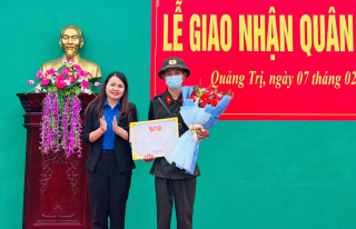 Trao Bằng khen cho tân binh CAND nhặt được ví tiền tìm trả người đánh rơi