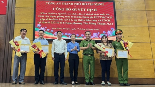 Khen thưởng tổ liên gia kịp thời cứu 5 người thoát khỏi đám cháy lúc rạng sáng