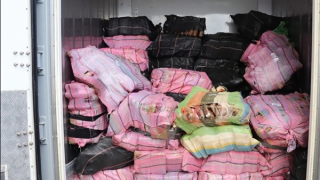 3,2 tấn cocaine ngụy trang thành kiện hàng trôi trên biển