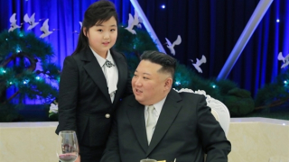 Con gái ông Kim Jong-un xuất hiện chớp nhoáng trong sự kiện quân đội