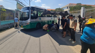 Xe đưa rước lùi cán tử vong học sinh lớp 3 trước cổng trường