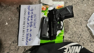 Gọi đồng bọn bắn đối thủ trước công ty