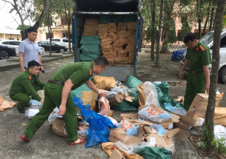 Chuyển từ xe đông lạnh sang xe thường gần 6 tấn thịt động vật thối đi tiêu thụ