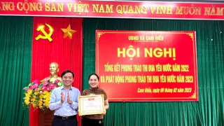 Trao Giấy khen người phụ nữ nhặt được vàng và tiền trả lại người đánh rơi