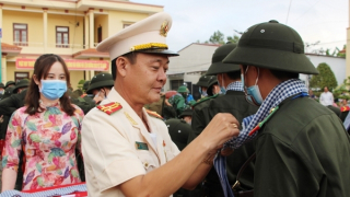 Thanh niên các tỉnh miền Tây Nam Bộ hăng hái lên đường nhập ngũ