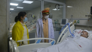 Cục trưởng Cục CSGT thăm cán bộ bị đối tượng đâm xe chấn thương