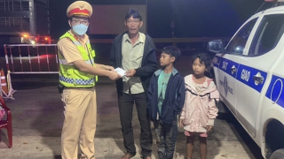 Ba bố con thoát cảnh "đi bộ về quê" nhờ CSGT