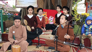 Về thành Nam gặp chợ Tết xưa