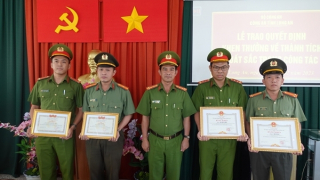Khen thưởng các cá nhân có thành tích xuất sắc trong điều tra phá án
