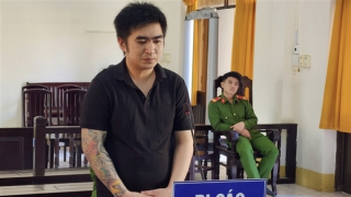 Dùng súng cướp taxi, lĩnh án 16 năm tù