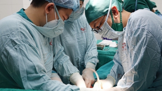 Phẫu thuật khối u buồng trứng "khủng" 6,5 kg