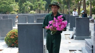 Nhà văn Nguyễn Trọng Luân và những đóa hoa sen gửi về quá khứ