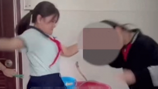 Bức xúc clip nữ sinh lớp 8 bị bạn đánh tới tấp trong nhà vệ sinh