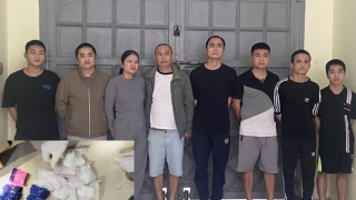 Rủ nhau vào nhà hoang phê hồng phiến