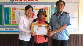 Người phụ nữ bán vé số dạo nhặt được vàng trả lại người đánh rơi