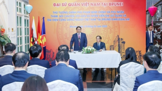 Thủ tướng gặp gỡ cán bộ, nhân viên ĐSQ và đại diện cộng đồng người Việt tại Brunei