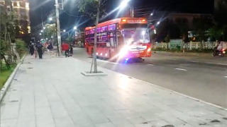 Xe máy lọt vào gầm xe khách sau TNGT, hai người thương vong