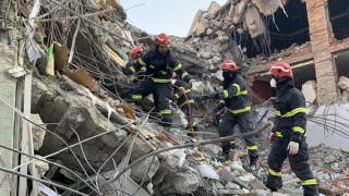 Lực lượng cứu hộ của Công an Việt Nam lật từng mảng bê tông tìm người mắc kẹt ở Thổ Nhĩ Kỳ