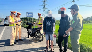 CSGT ngăn chặn nhóm đối tượng đang đuổi chém 1 học sinh